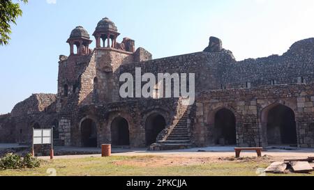 Antica fortezza in rovina e ingresso principale di Purana Qila, vecchio forte, nuova Delhi. Costruito dagli imperatori Moghul. Foto Stock