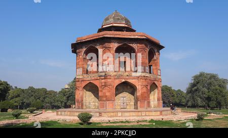 La splendida vista del Mandale Sher di Purana Qila, il vecchio forte, l'edificio a due piani nel Campus di Old Fort, costruito dagli imperatori moghul. Nuova Delhi. Foto Stock