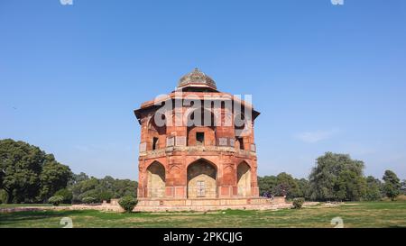 La splendida vista del Mandale Sher di Purana Qila, il vecchio forte, l'edificio a due piani nel Campus di Old Fort, costruito dagli imperatori moghul. Nuova Delhi. Foto Stock