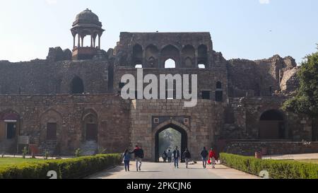 Antica fortezza in rovina e ingresso principale di Purana Qila, vecchio forte, nuova Delhi. Costruito dagli imperatori Moghul. Foto Stock