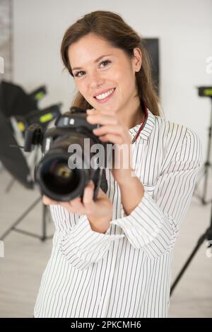fotografa femminile in studio con una macchina fotografica Foto Stock