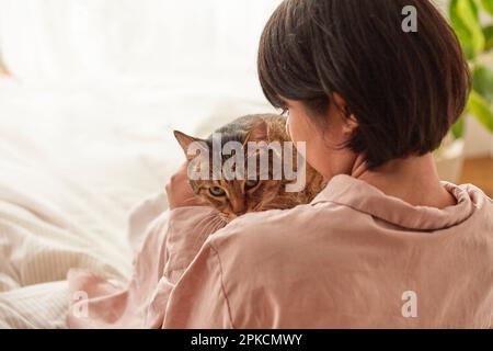 Gatto tenuto dall'uomo Foto Stock