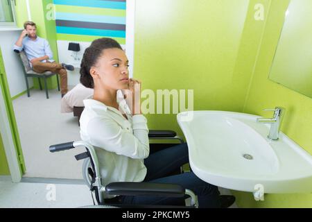 felice giovane donna in bagno ragazzo in attesa Foto Stock