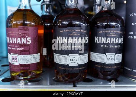 Tyumen, Russia-17 marzo 2023: Bottiglia di Irish Whiskey Kinahans Single. Messa a fuoco selettiva Foto Stock