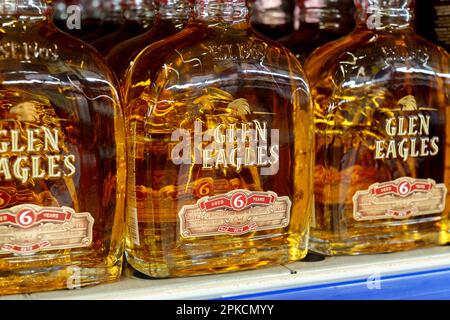 Tyumen, Russia-17 marzo 2023: Whisky Glen Eagles sugli scaffali del negozio. Foto Stock