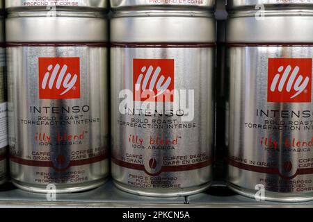 Tyumen, Russia-17 marzo 2023: Caffè macinato Illy, in mostra presso un negozio di alimentari locale. Messa a fuoco selettiva Foto Stock