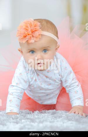 una bambina sorride alla macchina fotografica Foto Stock