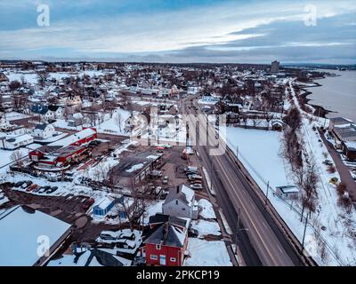 Vista aerea di una vivace città sul lago vicino al lago Michigan, con un vivace paesaggio urbano Foto Stock