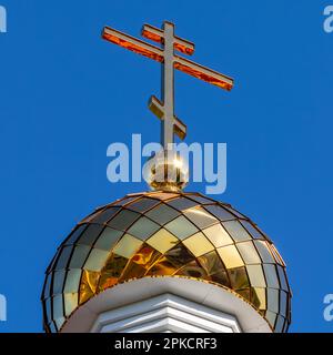 Croce dorata sulla cupola di una chiesa ortodossa da vicino. Foto Stock