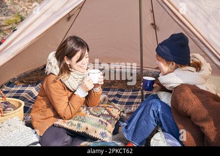 Due donne in campeggio in inverno Foto Stock