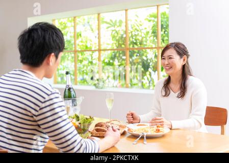 Una coppia in 30s che beve champagne e pranza il giorno libero Foto Stock