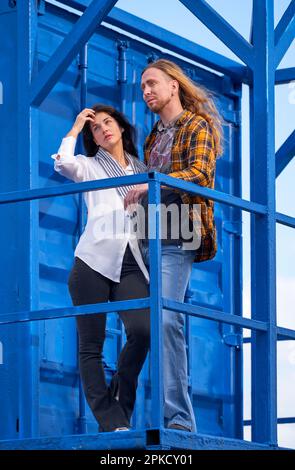 Giovane coppia in posa nel vecchio porto di Jaffa in una giornata di sole Foto Stock