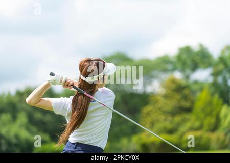 donna nel suo 20s giocare a golf Foto Stock