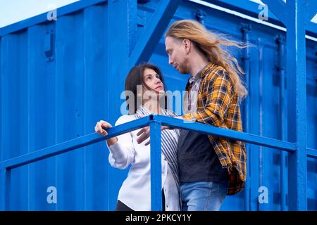 Giovane coppia in posa nel vecchio porto di Jaffa in una giornata di sole Foto Stock