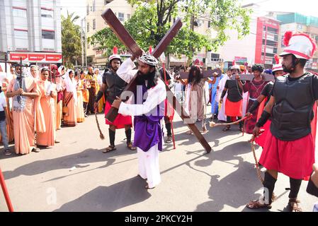 India, Madhya Pradesh, Jabalpur, 07 aprile 2023, Jabalpur : i devoti cristiani offrono preghiere mentre prendono parte a una rievocazione delle stazioni della Croce il Venerdì Santo, il 07 aprile 2023 a Jabalpur, Madhya Pradesh. Commemorando le sofferenze e la crocifissione di Gesù Cristo, oggi i cristiani hanno osservato il Venerdì Santo con le chiese fedeli che affollavano in gran numero lo stato per assistere a preghiere e servizi speciali, osservando il digiuno per celebrare la giornata. Foto di - Uma Shankar Mishra Credit: River Ganga/Alamy Live News Foto Stock