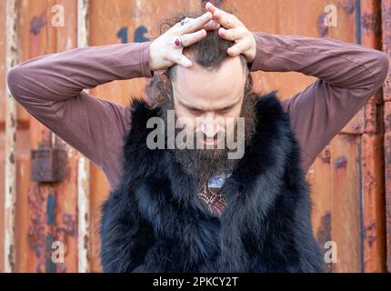 Uomo dall'aspetto demoniaco con barba Foto Stock