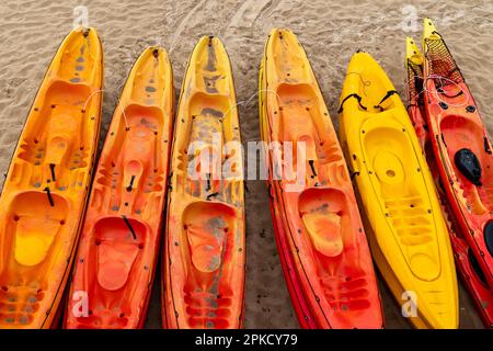Kayak di plastica dai colori vivaci giallo e rosso sulla spiaggia di sabbia Foto Stock