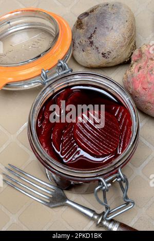 Barbabietola sott'aceto in vaso di vetro e barbabietola, Beta vulgaris Foto Stock
