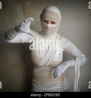 Donna avvolto in fasce come mummia egiziana costume di halloween Foto Stock