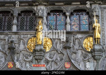 La Basilica del Sangue Sacro nella piazza del mercato di Bruges Fiandre Occidentali Belgio Foto Stock