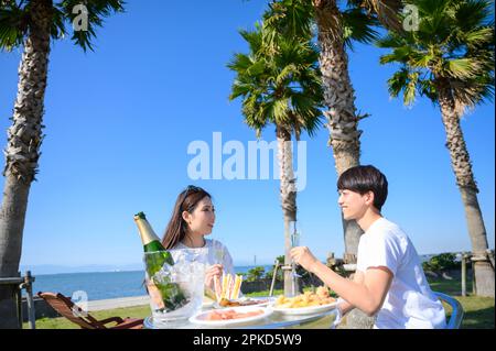 coppie che cenano nelle nostre località di mare Foto Stock