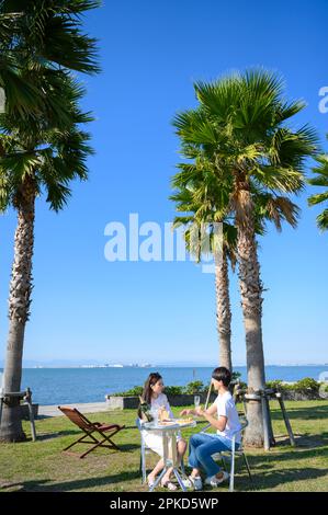 coppie che cenano nelle nostre località di mare Foto Stock