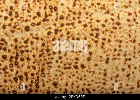 Pane piatto di Matzah Ebraico fatto in casa pronto a mangiare. matzah lateralmente Foto Stock