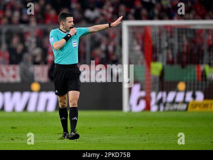 Arbitro Referee HARM Osmers, gesto, gesti, DFB Cup, Allianz Arena, Monaco, Baviera, Germania Foto Stock