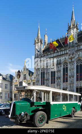 Vecchio autobus fuori dal Palazzo Provinciale di Bruges Foto Stock