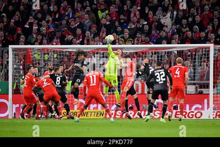 Area di penalità scena, area di gol scena Goalkeeper Mark Flekken (26) SC Freiburg SCF in azione. Coppa DFB, Allianz Arena, Monaco, Baviera, Germania Foto Stock