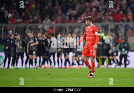 Thomas Mueller FC Bayern Munich FCB (25) delusione, SC Freiburg SCF giocatori celebrare in background la vittoria Cup, DFB Cup, Allianz Arena Foto Stock
