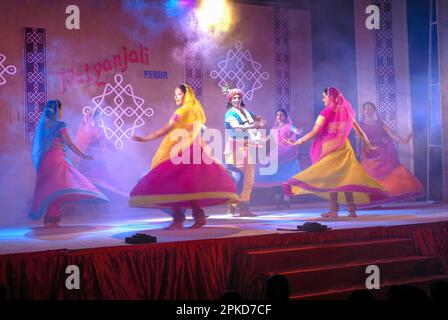 Ballo di Kathak nel festival di Natiyanjali nel tempio di Perur, Tamil Nadu, India Foto Stock