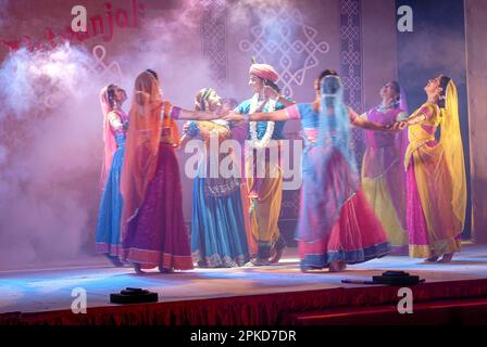 Ballo di Kathak nel festival di Natiyanjali nel tempio di Perur, Tamil Nadu, India Foto Stock