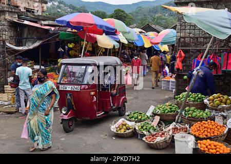 Bancarelle di frutta e tuk tuk al mercato, Kandy, Sri Lanka Foto Stock