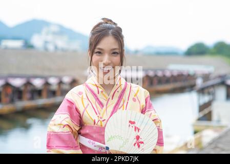 Casa gallegante e Donna a Yukata Foto Stock