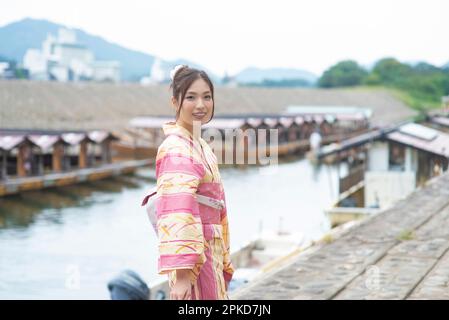 Casa gallegante e Donna a Yukata Foto Stock