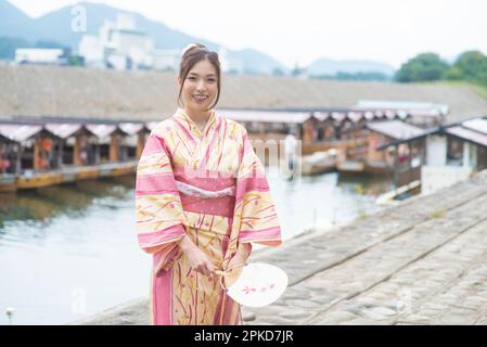 Casa galleggiante e donna in yukata Foto Stock