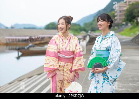 Casa galleggiante e 2 donne in yukata Foto Stock
