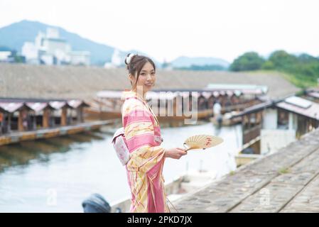 Casa galleggiante e donna in yukata Foto Stock