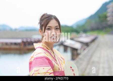 Casa galleggiante e donna in yukata Foto Stock