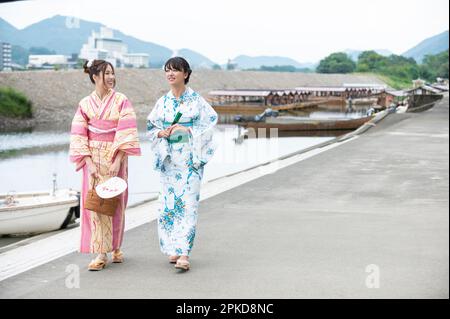 Casa galleggiante e 2 donne in yukata Foto Stock