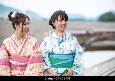 Casa galleggiante con 2 donne in yukata Foto Stock