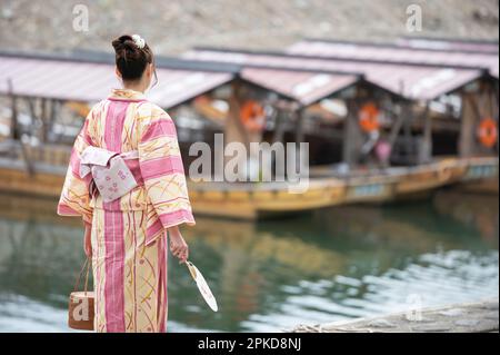 Casa gallegante e Donna a Yukata Foto Stock