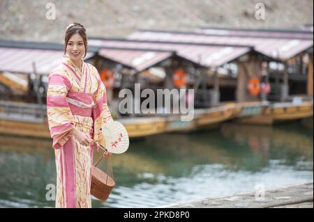 Casa gallegante e Donna a Yukata Foto Stock