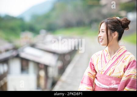 Casa gallegante e Donna a Yukata Foto Stock