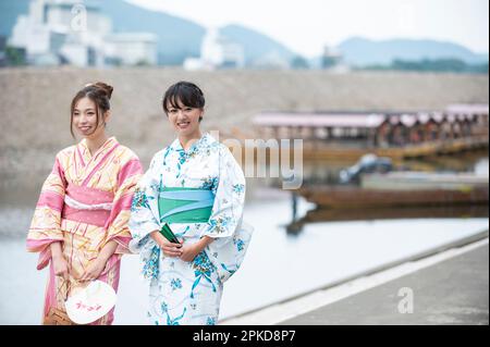 Casa galleggiante e 2 donne in yukata Foto Stock