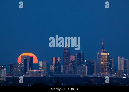 Luna sopra lo skyline, Francoforte, Assia, Germania Foto Stock
