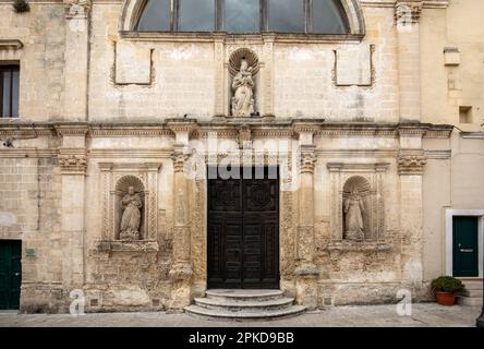 Facciata e ingresso di una delle tante antiche chiese di Matera, Basilicata, Italia Foto Stock