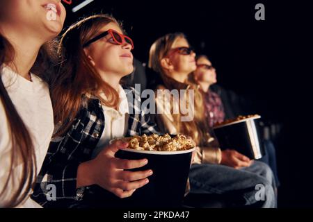 Interessante film. Gruppo di bambini seduti al cinema Foto Stock