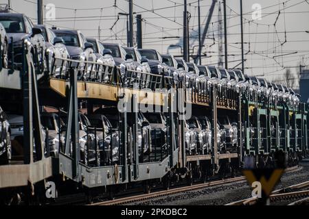 Treno auto, treno merci in viaggio per il terminal auto nel porto di Bremerhaven, nuove auto tedesche per l'esportazione all'estero, Bremerhaven, Brema, Germania Foto Stock